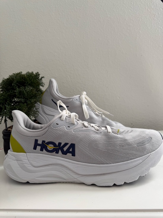 Hoka Arahi 8 Men size 13 White Athletic Shoe with Yellow Laces and Navy Logo main image 4